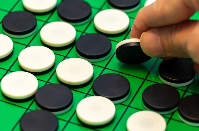 black-and-white-Othello-stone-green-board